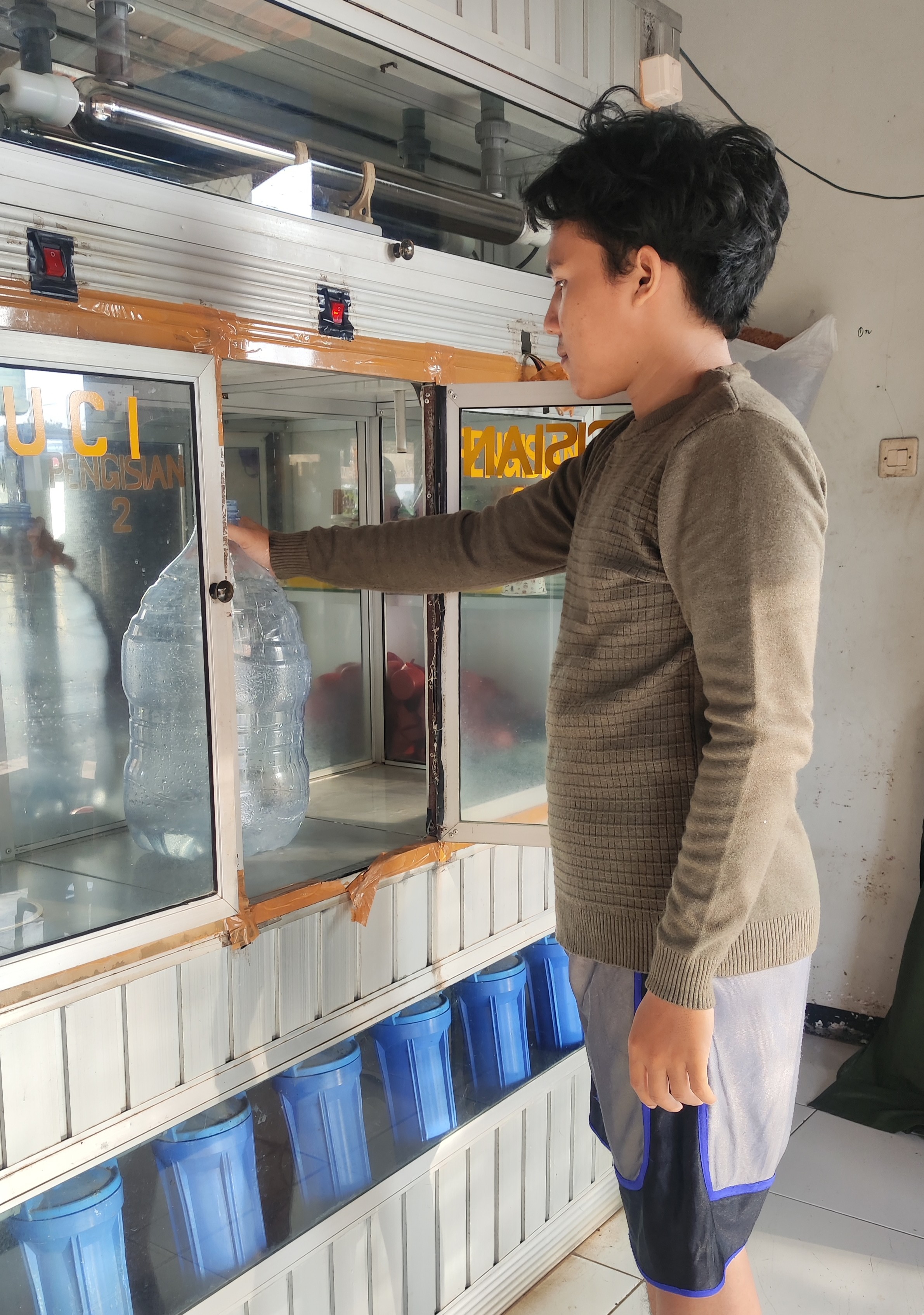 Pengisian Galon oleh Owner